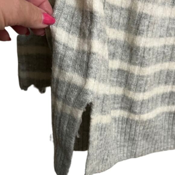 Old Navy Gray White Striped Shimmer Sparkle Split Hem Ribbed Sweater size S - Picture 5 of 7